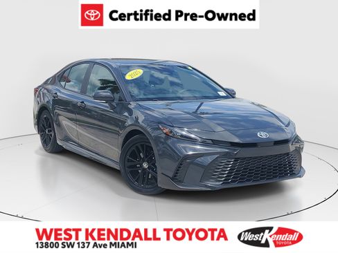 Used 2025 Toyota Camry SE image 1