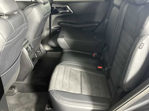 Used 2025 Mitsubishi Outlander SE AWD/4WD image 22