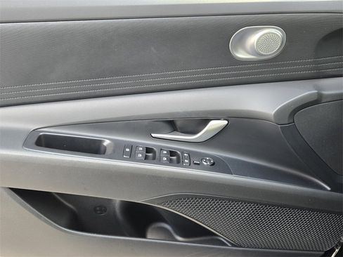 Certified 2025 Hyundai Elantra SE image 28