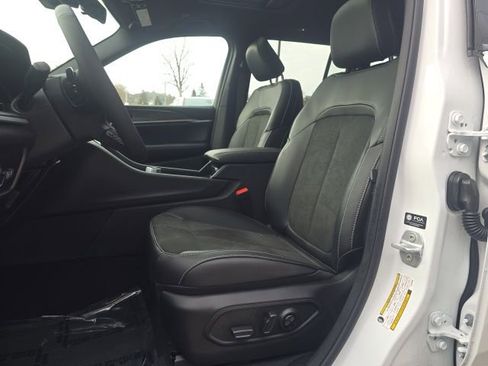 New 2026 Jeep Grand Cherokee Laredo image 9