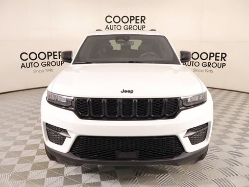 Used 2023 Jeep Grand Cherokee Altitude RWD image 9