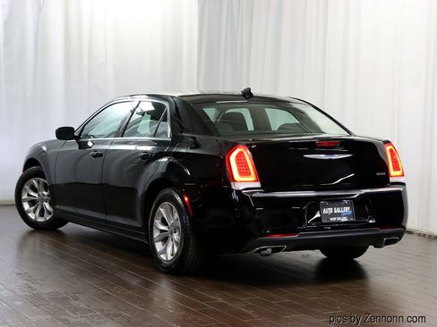 Used 2018 Chrysler 300 Touring image 9