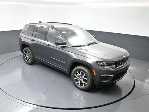 New 2025 Jeep Grand Cherokee Limited w/ Luxury Tech Group II image 39