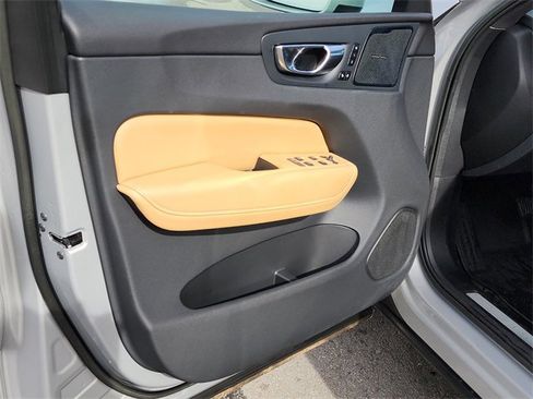 Used 2023 Volvo XC60 B5 Ultimate image 11