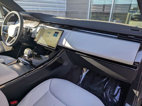 Used 2025 Land Rover Range Rover Sport SE image 31