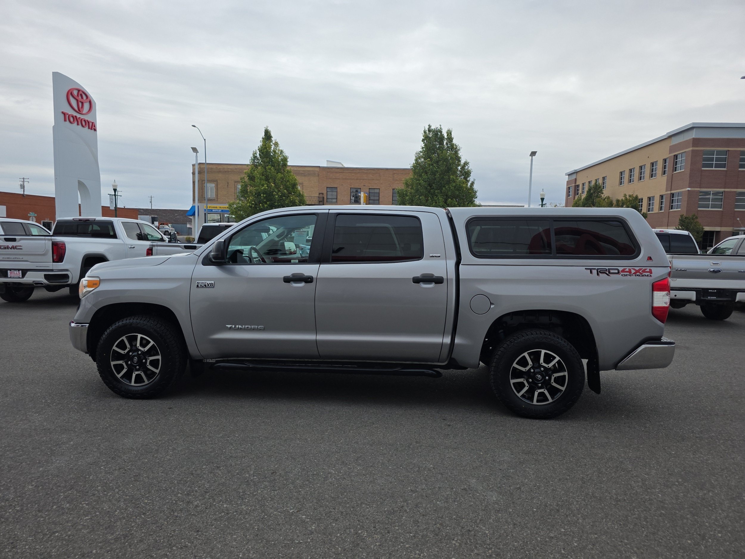Used 2015 Toyota Tundra SR5 w/ TRD Off Road Package AWD/4WD image 6