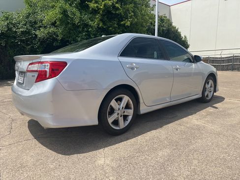 Used 2012 Toyota Camry SE w/ Leather Pkg FWD image 5