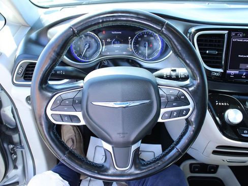 Used 2021 Chrysler Pacifica Touring-L FWD image 37