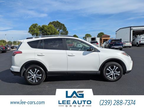 Used 2018 Toyota RAV4 LE FWD image 2