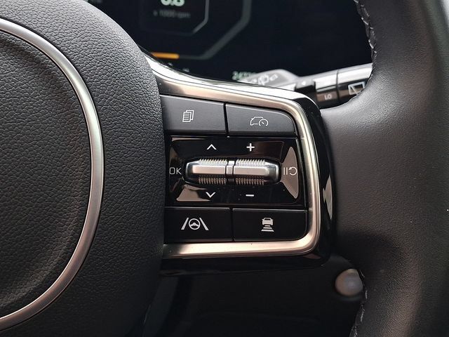 Certified 2025 Kia Carnival SX w/ SX Dark Edition Package FWD image 23