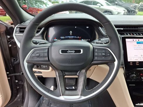 Used 2023 Jeep Grand Cherokee L Limited AWD/4WD image 21