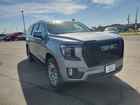 Used 2023 GMC Yukon XL Denali Ultimate AWD/4WD image 3