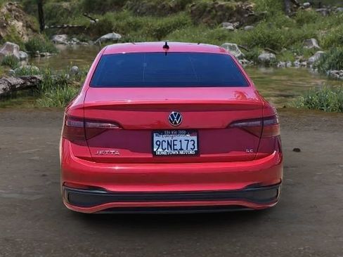 Used 2022 Volkswagen Jetta SE w/ Panoramic Sunroof Package FWD image 6