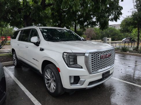 Used 2021 GMC Yukon XL Denali w/ Denali Premium Package RWD image 2