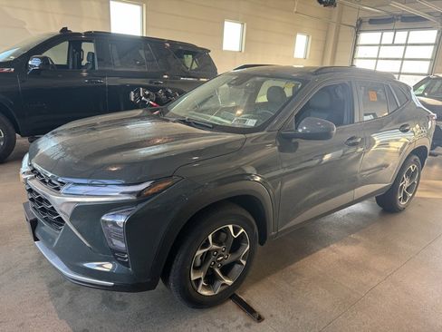 Used 2025 Chevrolet Trax LT w/ LT Convenience Package image 1