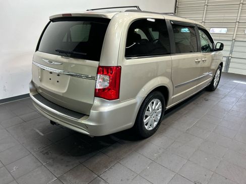 Used 2014 Chrysler Town & Country Touring FWD image 3