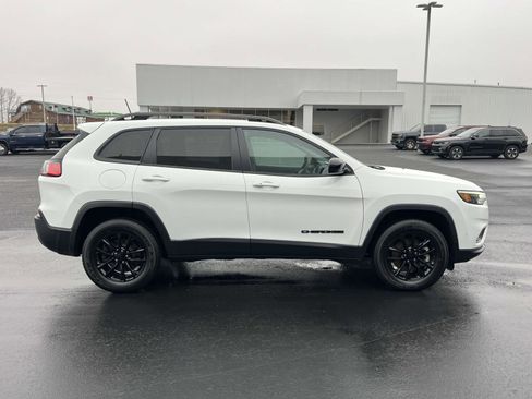 Used 2023 Jeep Cherokee Altitude Lux image 2