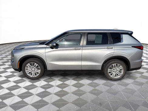Used 2023 Mitsubishi Outlander ES FWD image 2