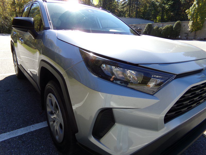 Used 2021 Toyota RAV4 LE AWD/4WD image 4