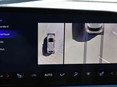 Used 2025 Chevrolet Equinox EV LT w/ Convenience Package image 19