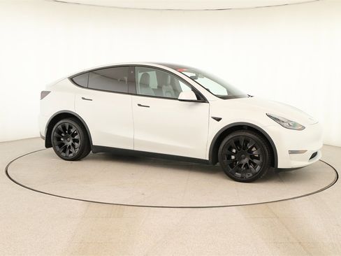 Used 2022 Tesla Model Y Long Range image 9