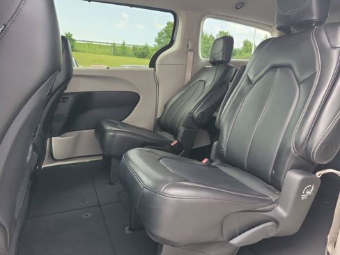 Used 2024 Chrysler Pacifica Touring-L FWD image 13