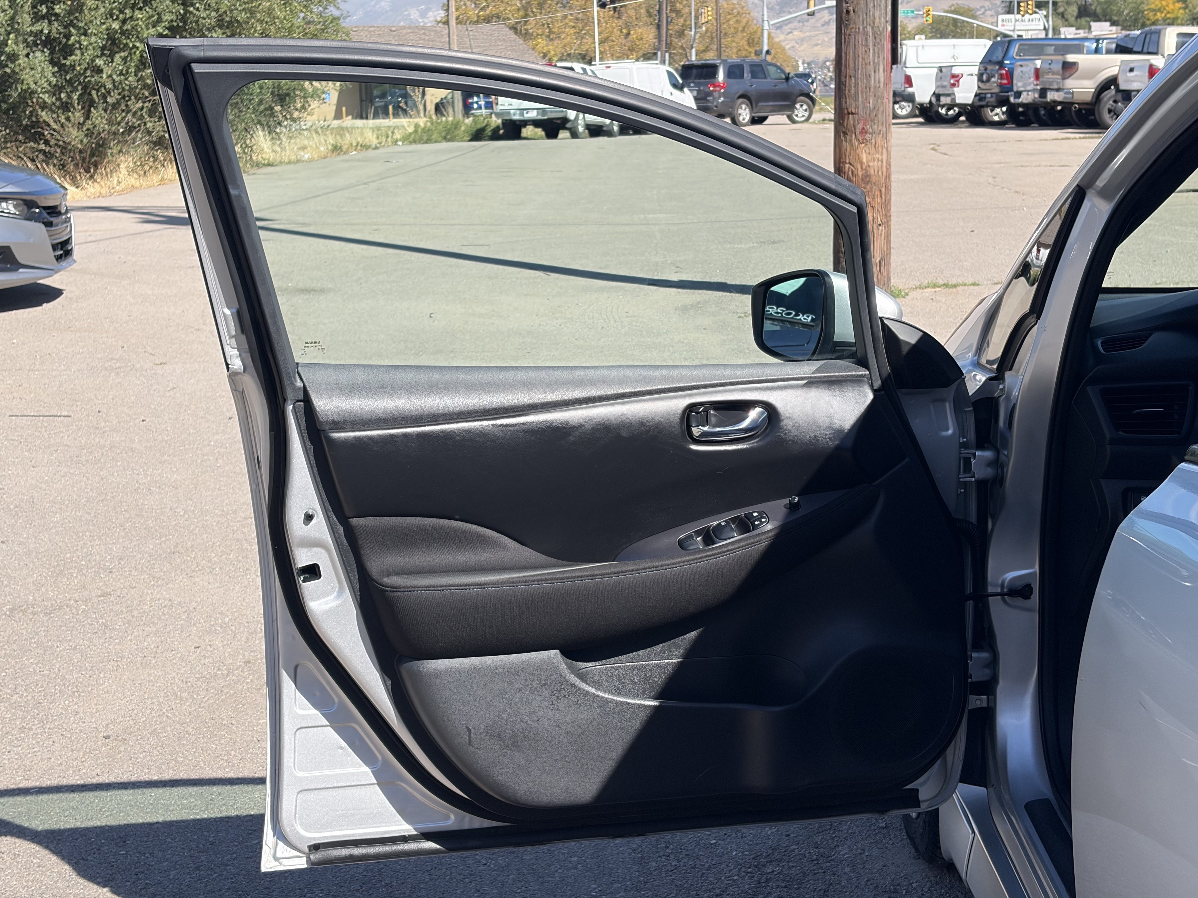 Used 2025 Nissan Leaf S FWD image 14