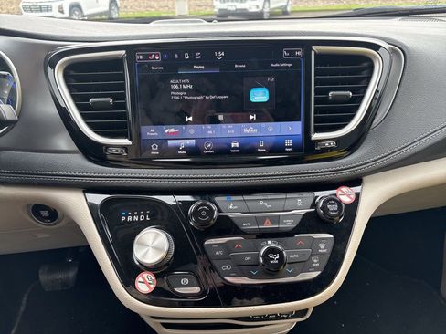 Used 2022 Chrysler Pacifica Touring-L image 40