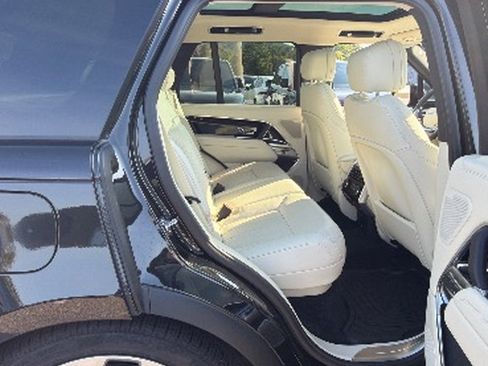 Used 2025 Land Rover Range Rover SE AWD/4WD image 12