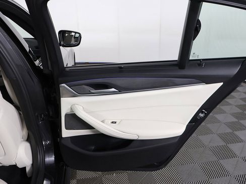 Used 2022 BMW M550i xDrive w/ Dynamic Handling Package image 32