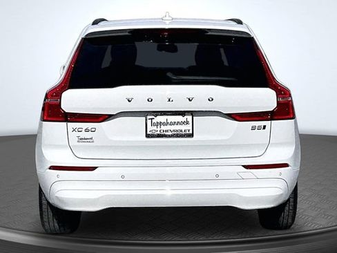 Used 2022 Volvo XC60 B5 Momentum image 5