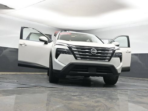 Used 2023 Nissan Rogue SV FWD image 44
