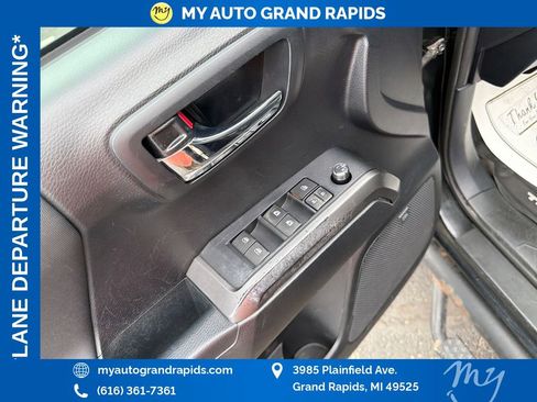 Used 2018 Toyota Tacoma TRD Off-Road AWD/4WD image 11