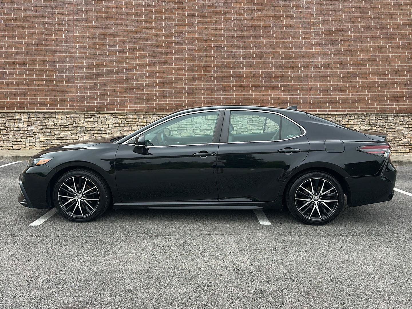 Used 2022 Toyota Camry SE FWD image 2