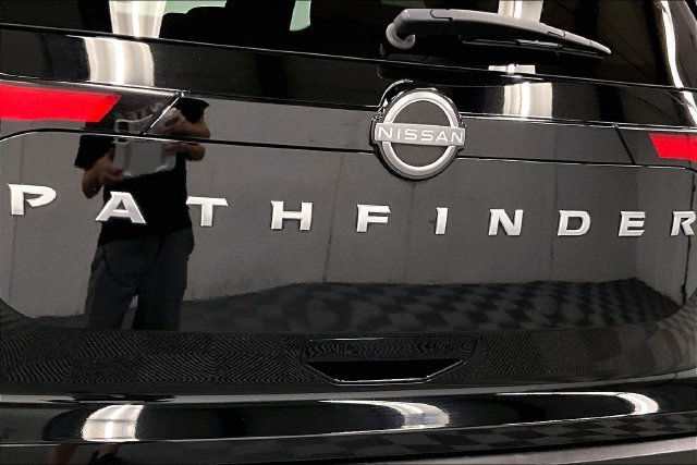 Used 2025 Nissan Pathfinder SV FWD image 9