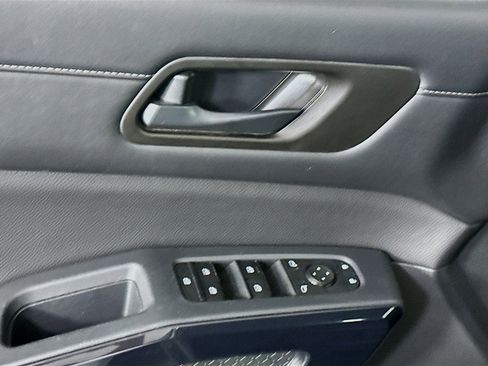 Used 2025 Nissan Pathfinder SV image 15