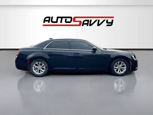 Used 2023 Chrysler 300 Touring RWD image 8