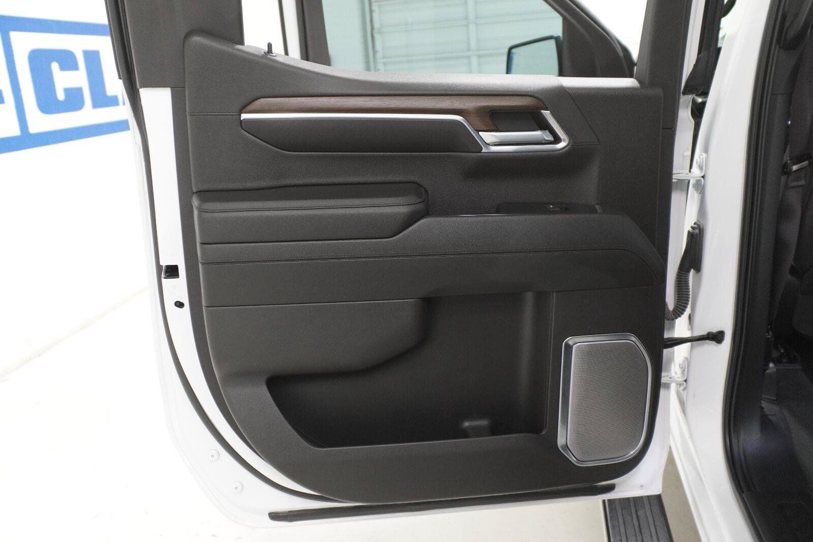 Used 2023 Chevrolet Silverado 1500 High Country w/ High Country Premium Package AWD/4WD image 32