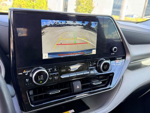 Used 2023 Toyota Highlander Limited image 28