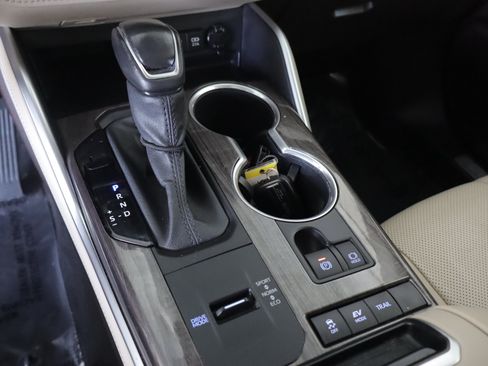 Used 2021 Toyota Highlander Limited image 18