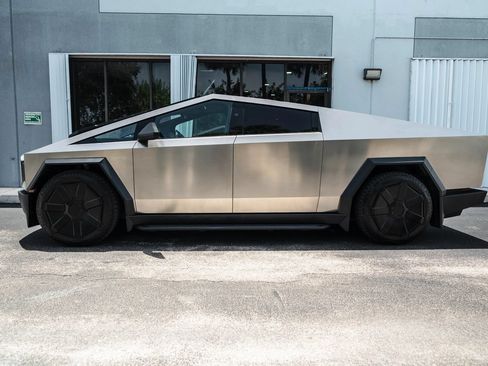 Used 2024 Tesla Cybertruck AWD Crew Cab image 6