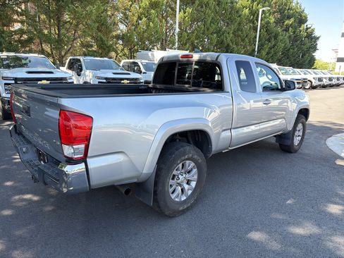 Used 2016 Toyota Tacoma SR5 w/ SR5 Appearance Package (SN) RWD image 10