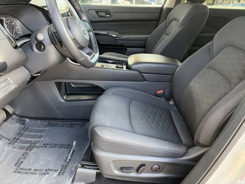 Certified 2025 Nissan Pathfinder SV image 28