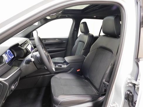 New 2025 Jeep Grand Cherokee Altitude image 9