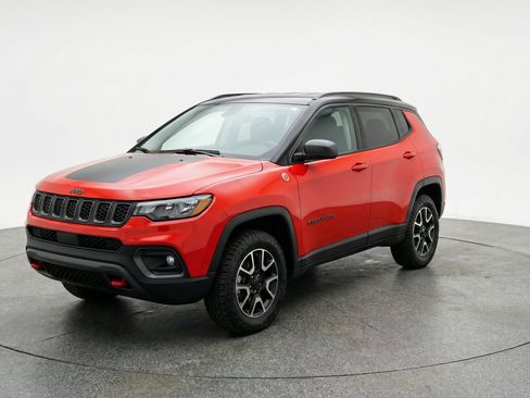 Used 2025 Jeep Compass Trailhawk AWD/4WD image 3