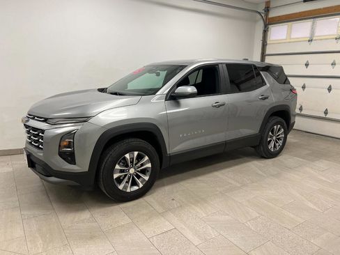 Used 2025 Chevrolet Equinox LT image 2