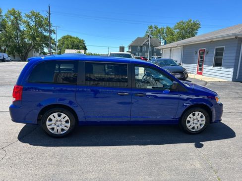 Used 2019 Dodge Grand Caravan SE w/ UConnect Hands-Free Group FWD image 2