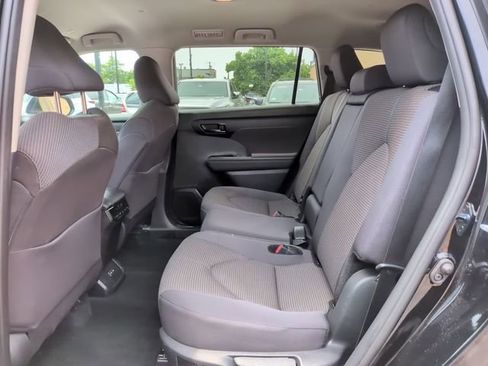 Certified 2025 Toyota Highlander LE FWD image 11