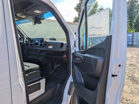 Used 2025 Mercedes-Benz Sprinter 2500 image 10
