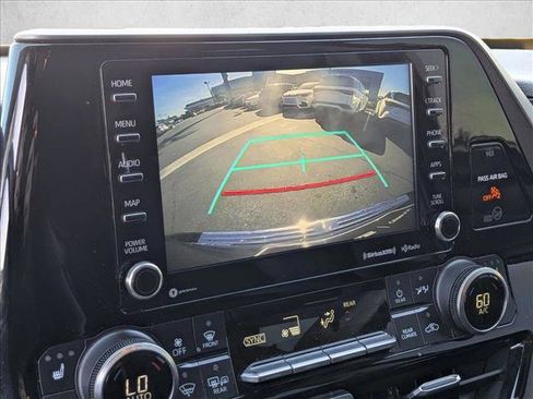 Used 2020 Toyota Highlander XLE image 15